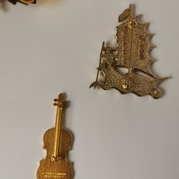 (Lot of 2) Vintage Sarah Coventry Enamel Sailboat brooch + Signed Violin Brooch - Picture 6 of 8